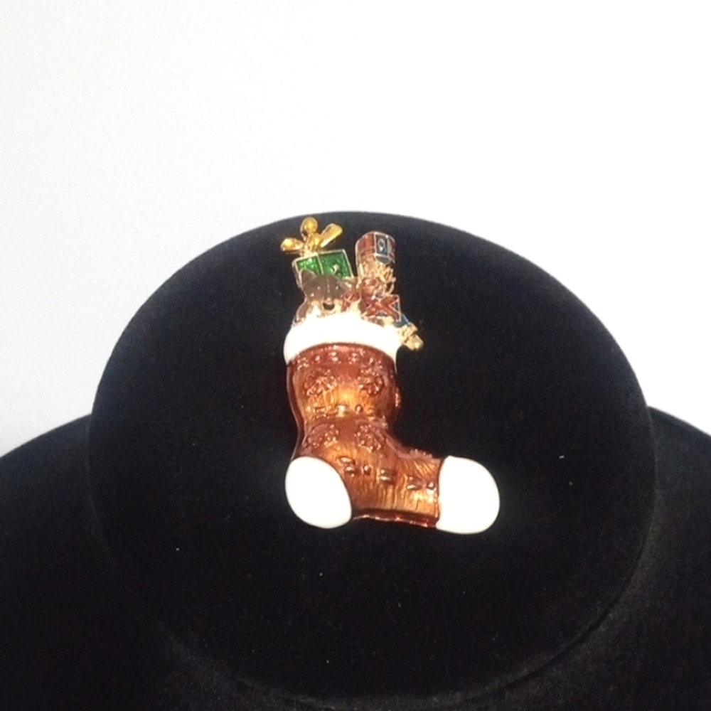 FESTIVE ENAMEL CHRISTMAS STOCKING BROOCH WITH GIFTS NWOT